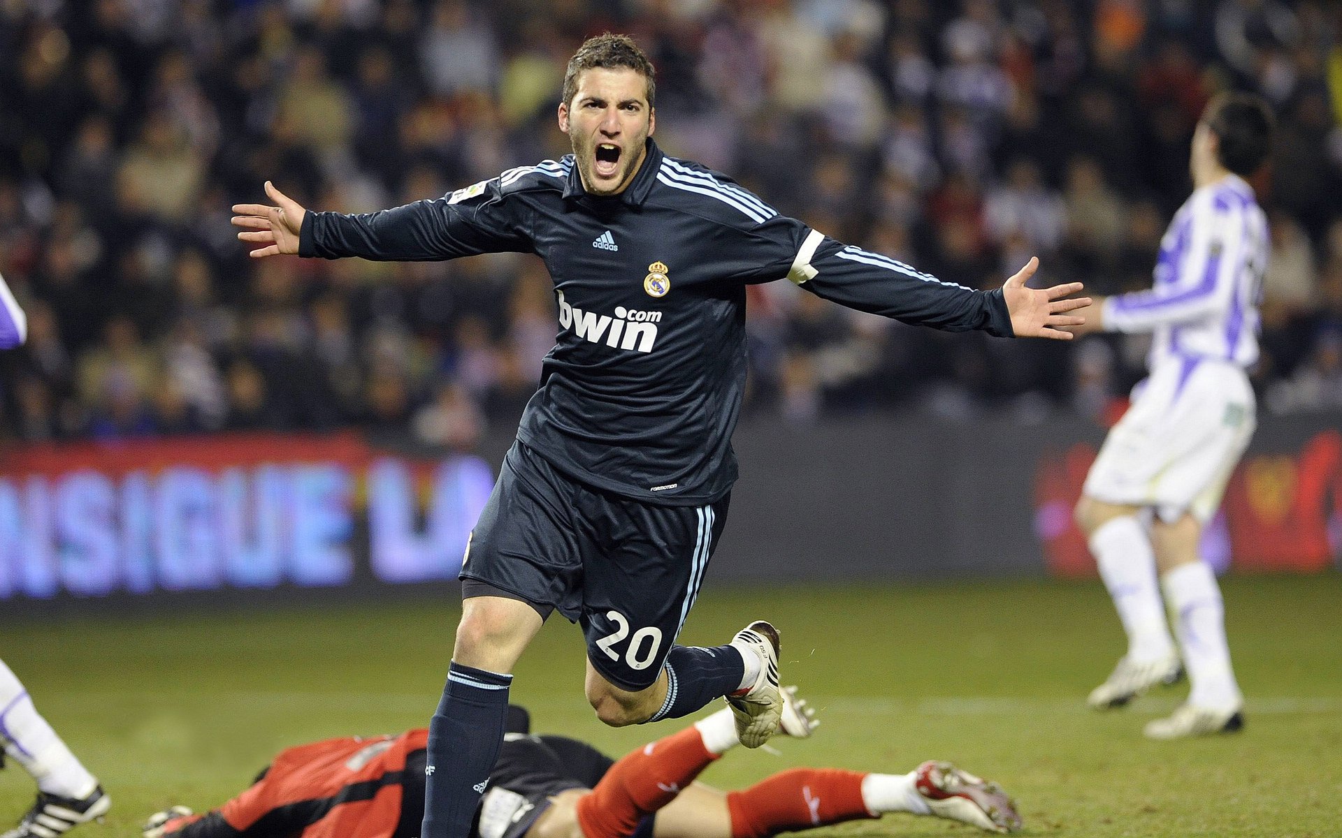 艾比·德尔福：稳定发挥，成功阻挡对方前锋，确保球队胜利，艾比 里德尔